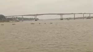 Pescadores bloquean navegación del río Paraguay en zona del puente Remanso