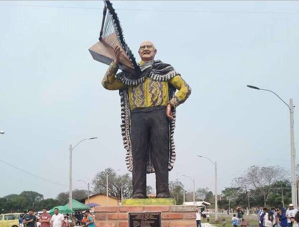 [VIDEO] Mirá lo que es la estatua con la que homenajearon a un gran arpista