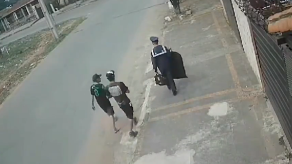 Video: Marinero fue “apurado” por dos supuestos adictos en Fernando de la Mora
