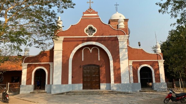 Casadeños hermosean fachada de su templo