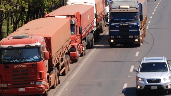 CDE: Culpan a camiones en doble fila por los accidentes en la PY02
