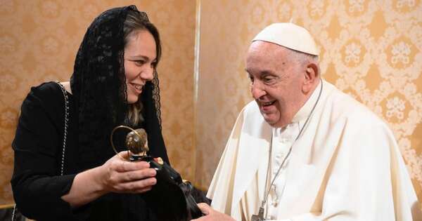 La Nación / Presentan cartas credenciales al papa Francisco