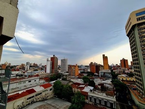 Pronostican domingo fresco con lluvias dispersas en el país