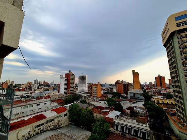 Pronostican domingo fresco con lluvias dispersas en el país