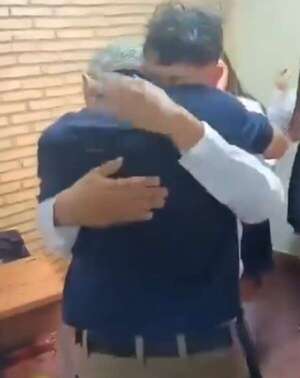 Video: la emotiva reacción de un director de colegio al peculiar pedido de sus alumnos - Soy un viral - ABC Color