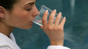 Bicarbonato de sodio en agua: ¿qué dicen los expertos sobre esta tendencia?
