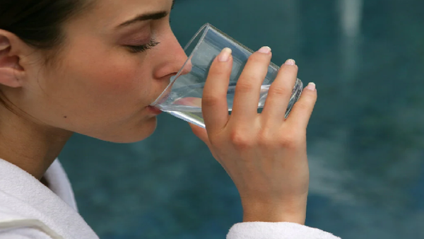Bicarbonato de sodio en agua: ¿qué dicen los expertos sobre esta tendencia?