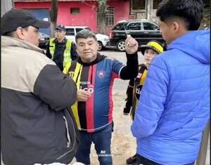 [VIDEO] No dejaron ingresar a la cancha a expelotero porque llevaba casaca de ambos clubes