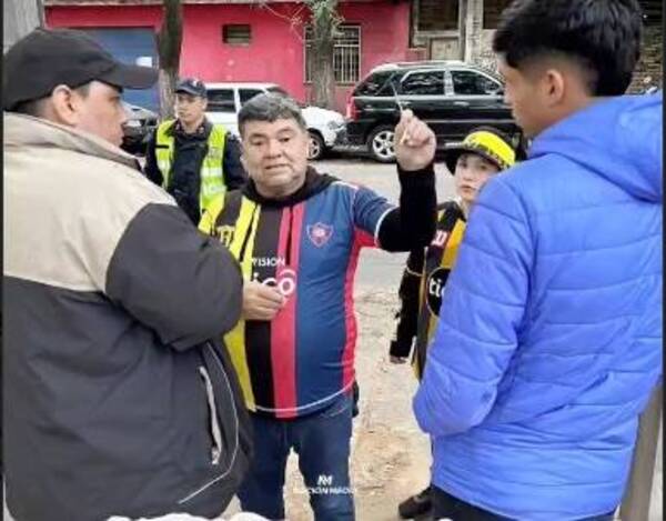 [VIDEO] No dejaron ingresar a la cancha a expelotero porque llevaba casaca de ambos clubes