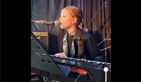 ¡La hija de Dallys, puro talento! ¡¿Estamos ante una futura estrella de la música?!