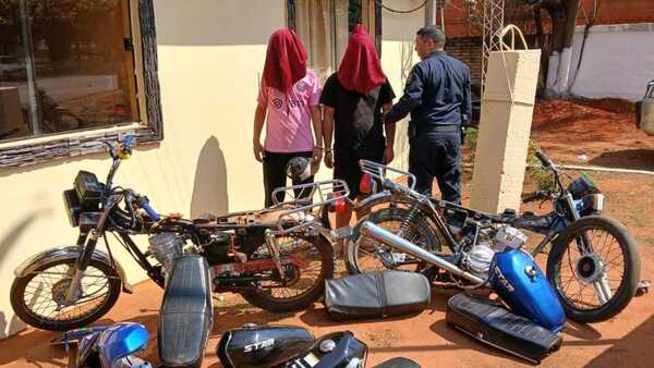 Jóvenes fueron sorprendidos desarmando motocicletas en Curuguaty