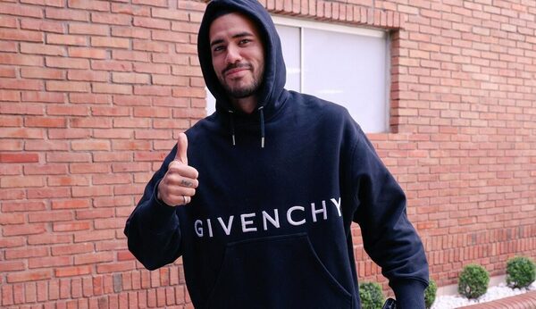Van llegando al hotel de la albirró los primeros convocados