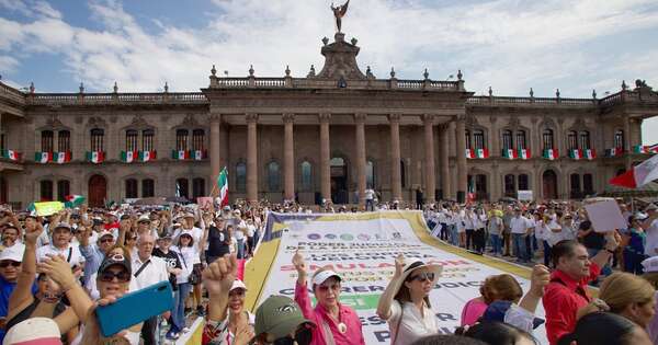 La Nación / Universitarios mexicanos protestan contra polémica reforma judicial