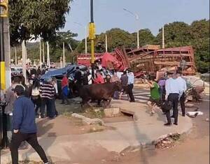 [VIDEO] ¡Al menos tres fallecidos! Terrible accidente en la bajada del cerro de Caacupé