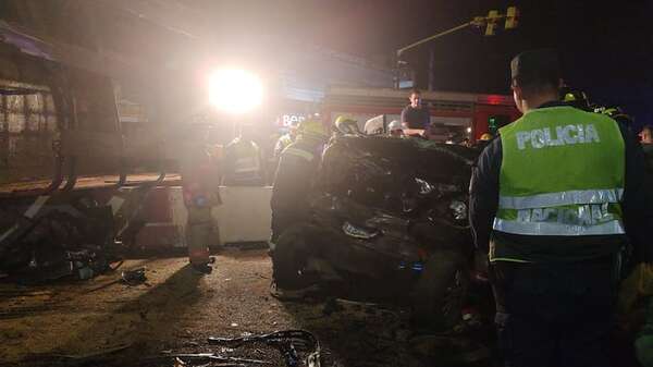 Video: así fue el fatal accidente en Pedrozo que dejó seis muertos - Policiales - ABC Color