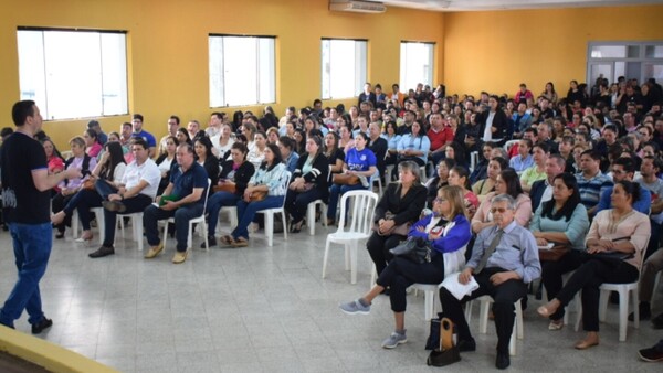 Médicos capacitan a más de 500 docentes del Guairá