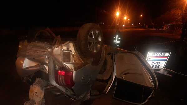 Conductora se salva de milagro en aparatoso vuelco sobre Ruta PY06 en Trinidad.