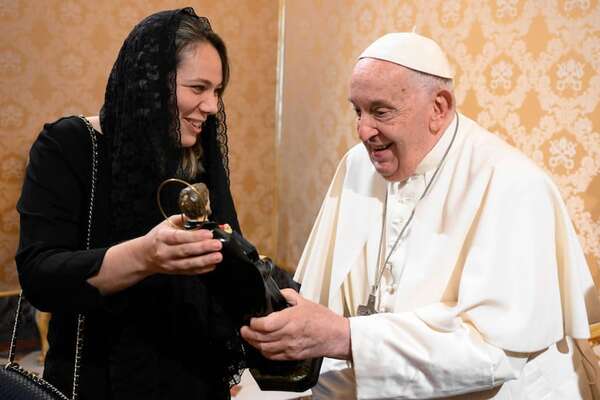 Nueva embajadora paraguaya se acredita ante el papa Francisco - Política - ABC Color