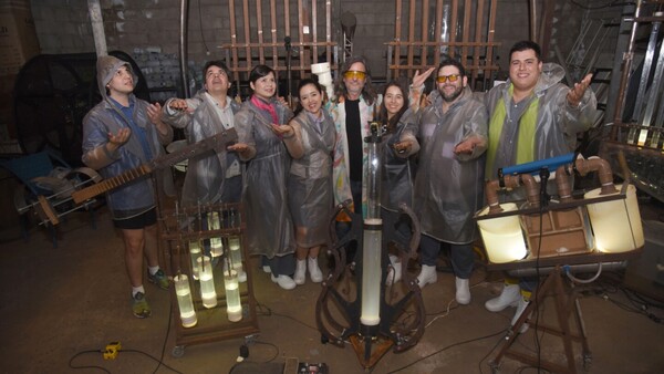 Artistas se fusionan para dar voz al agua en imponente show musical