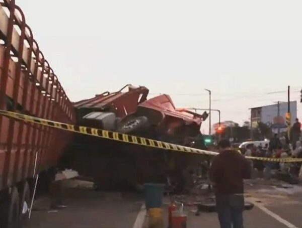 Seis muertes en accidente de camión: MOPC promete medidas · Radio Monumental 1080 AM