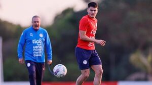 Versus / Gustavo Alfaro ya dirigió su primera movilización con la Selección Paraguaya
