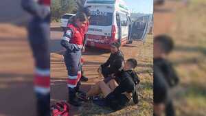 Barra de Olimpia iba sobre el techo de un bus y cayó aparatosamente