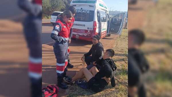 Barra de Olimpia iba sobre el techo de un bus y cayó aparatosamente