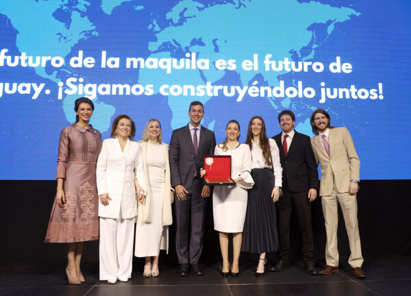 Peña establece Día Nacional de la Maquila Paraguaya para reconocer a régimen que tiene un gran potencial - .::Agencia IP::.