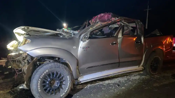 Chocaron contra un camión que estaba estacionado y fallecieron - Noticiero Paraguay