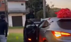 (VIDEO)Pelotero de Cerro sorprendió a su papá con un autazo por su cumple