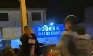 Policía fue noqueado con un botellazo en medio de gresca