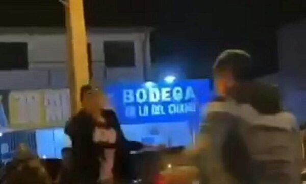 Policía fue noqueado con un botellazo en medio de gresca