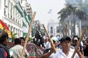 Una multitud protesta en la mayor región de Bolivia contra falta de dólares y combustibles - Mundo - ABC Color