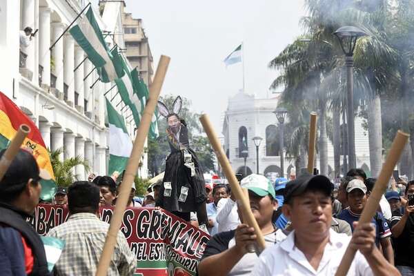 Una multitud protesta en la mayor región de Bolivia contra falta de dólares y combustibles - Mundo - ABC Color