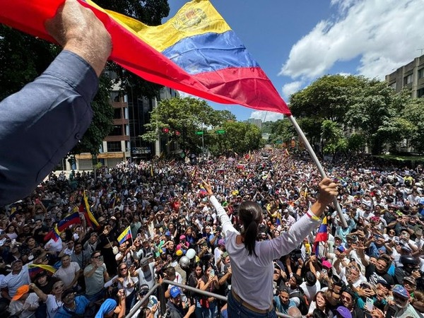 Liberan a 86 adolescentes detenidos en protestas contra la reelección de Maduro - ADN Digital