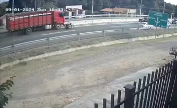 Video: ¿Qué pasó del motociclistas chocado por el camión en Pedrozo? - Nacionales - ABC Color
