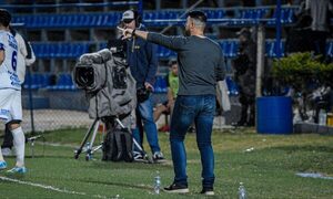 Julio César Cáceres se calentó con sus jugadores tras la derrota de Luqueño