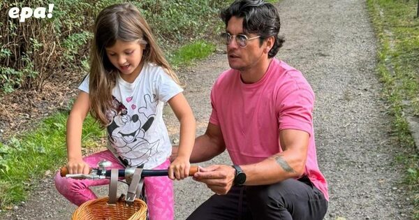 Con papá como maestro: Nelson Haedo celebra el primer paseo en bici de su hija Leonie