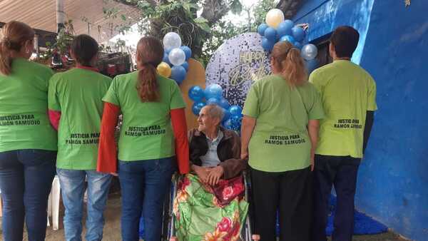 Ramón Samudio festeja sus 81 años mientras esperan la apelación por la amputación en IPS
