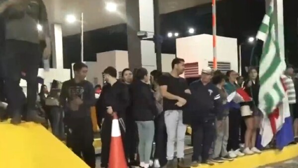 Pobladores de Pedrozo se manifiestan en el Peaje de Ypacaraí