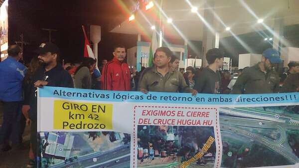 Accidente en Pedrozo: pobladores se manifiestan en el peaje de Ypacaraí y declaran “pase libre” - Nacionales - ABC Color