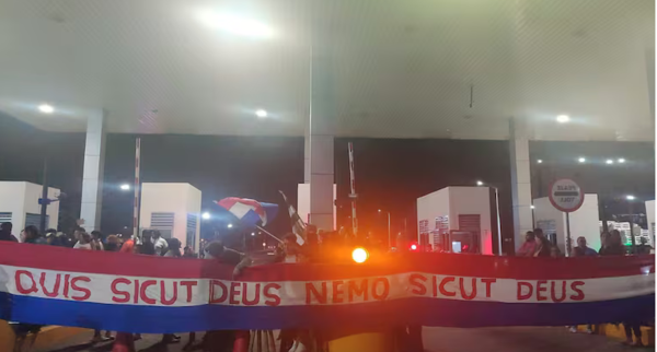 (VIDEO). Pobladores de Pedrozo, camioneros y automovilistas se manifiestan en la zona del accidente vai
