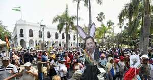 La Nación / Bolivia: comerciantes marcharon por falta de dólares y combustibles