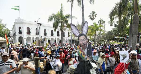 La Nación / Bolivia: comerciantes marcharon por falta de dólares y combustibles