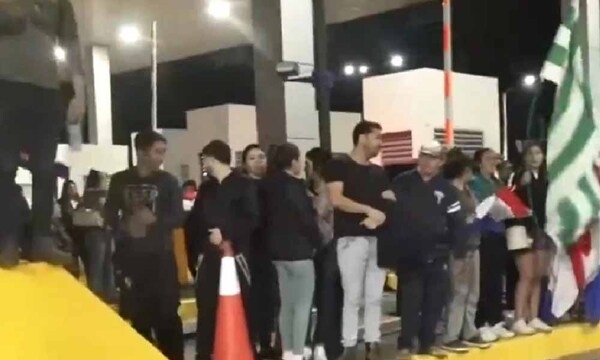 Pobladores de Pedrozo se manifestaron en el Peaje de Ypacaraí – Prensa 5