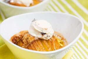 Elegantes manzanas Hasselback con bocha de helados: el mejor postre de la semana - Gastronomía - ABC Color