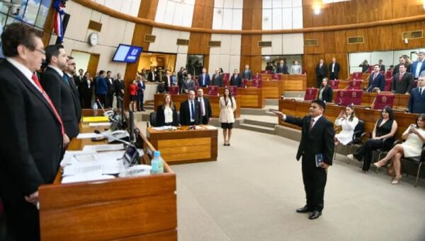 Santiago Benítez Jura como Diputado en Reemplazo de Lalo Gomes