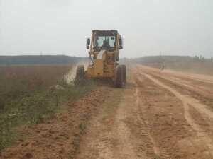 Comuna Sanjosiana repara tramo vial de la Compañía Potrero Irala y de otras zonas rurales - Noticiero Paraguay