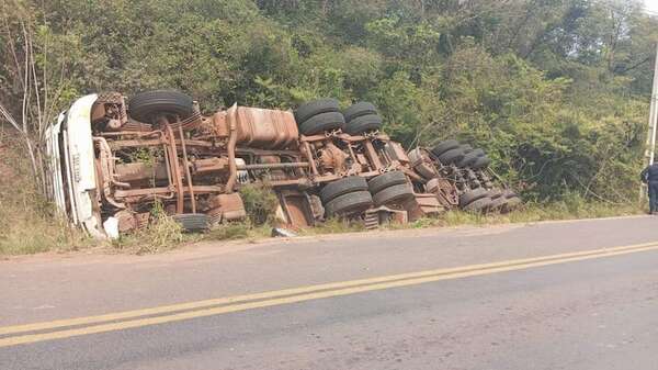Camión que llevaba 650 bolsas de cemento perdió el control y volcó en el acceso Yaguarón - Pirayú - Nacionales - ABC Color