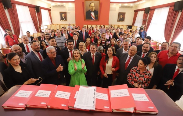 Dirigentes de Roque Alonso entregaron a Cartes 1.300 afiliaciones - ADN Digital